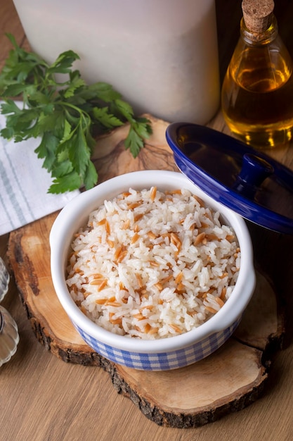 Deliciosa comida turca tradicional; Pilaf de arroz al estilo turco (nombre turco; Arpa sehriyeli pirinc pilavi)