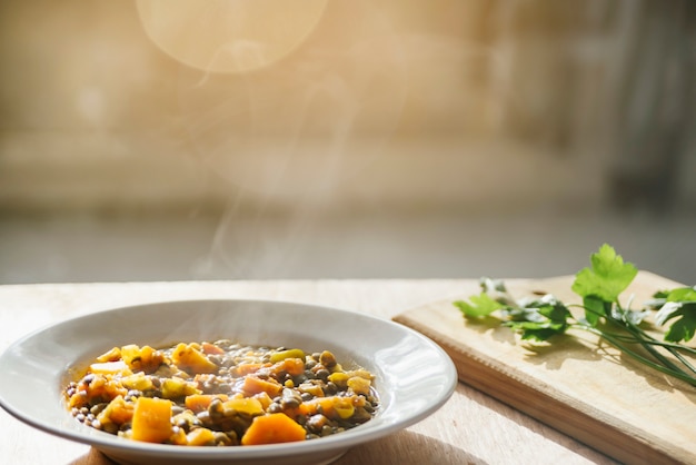 Foto deliciosa comida vegetariana na chapa