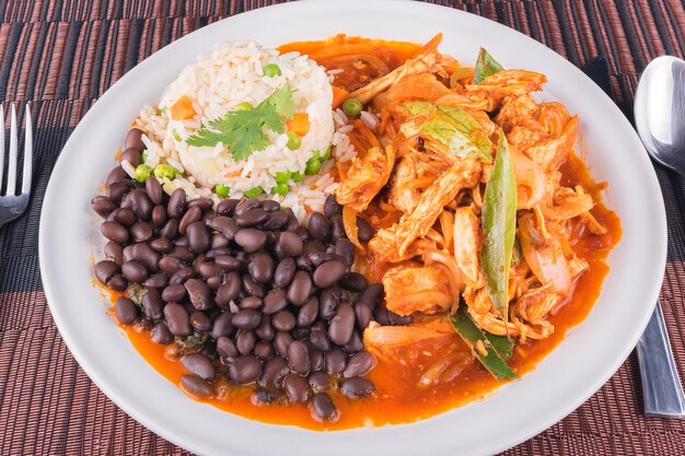 DELICIOSA COMIDA VEGETARIANA CON TORTILLAS DE VERDURAS ZANAHORIA PEPINOS TOMATE