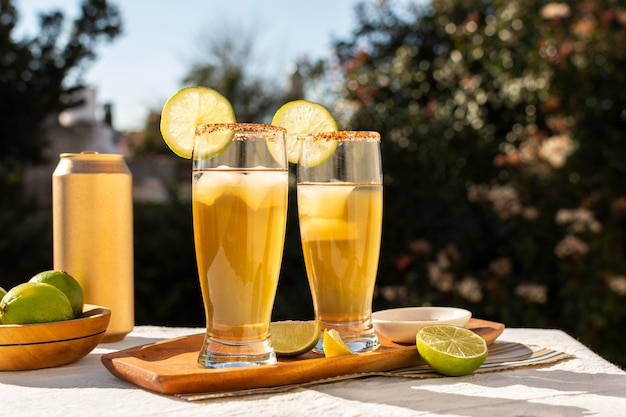 Deliciosa composición de bebida michelada.