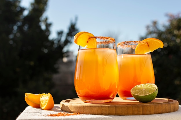 Foto deliciosa composición de bebida michelada.