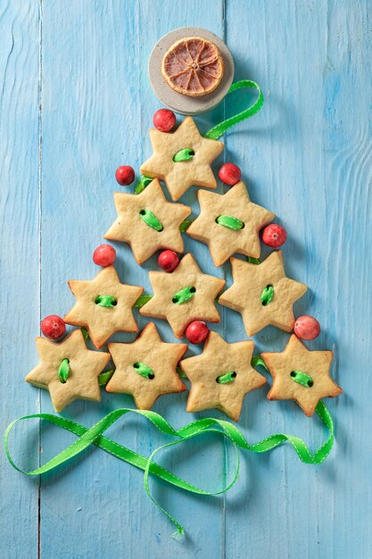 Deliciosa corrente de biscoitos de manteiga como decoração de Natal