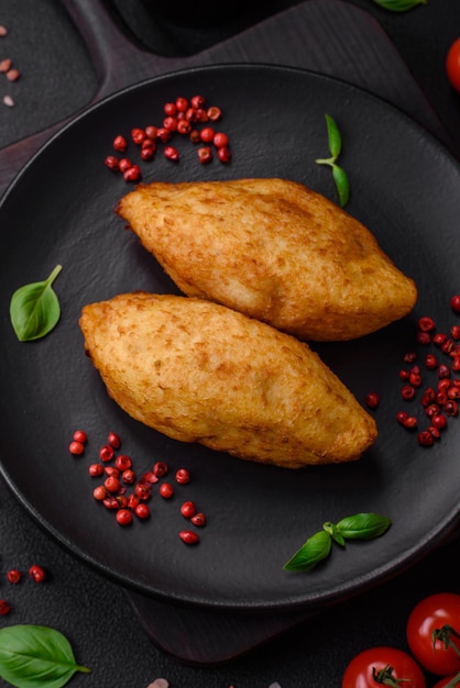 Deliciosa costeleta de batata assada recheada com frango e legumes especiarias e sal