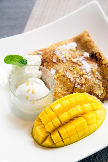 Deliciosa crepe de mango con helado de coco