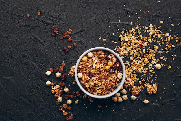 Una deliciosa y crujiente granola de avena con miel, frutos secos y cereales