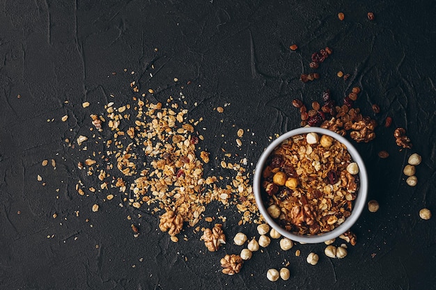 Deliciosa y crujiente granola de avena con miel, nueces, frutos secos y granos