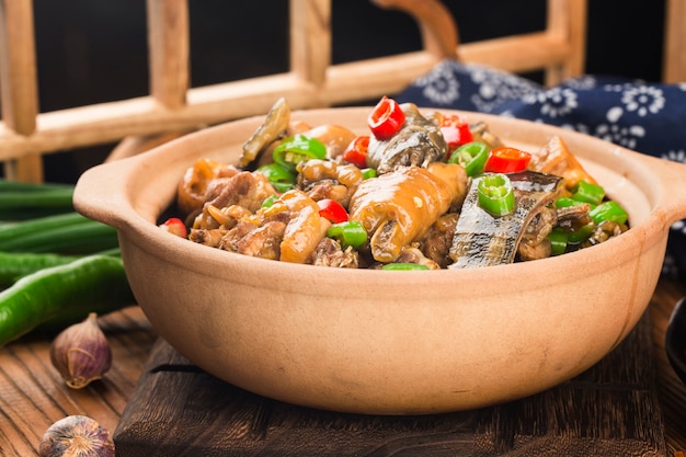 Deliciosa culinária chinesa, tartaruga de casca mole cozida em panela de frango