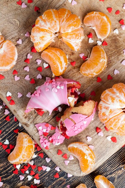 Deliciosa dona cubierta de chocolate rosa y blanco con relleno sabor a fresa, donas con relleno de bayas y chocolate