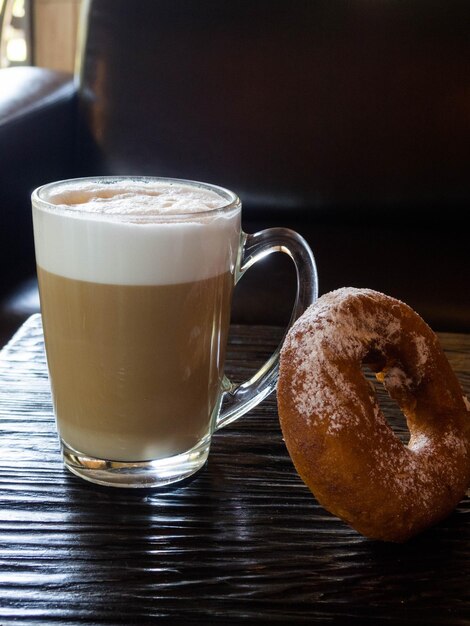 Deliciosa dona y taza de café con leche