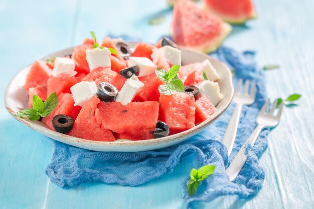 Deliciosa e saudável salada de melancia com mirtilos e nozes