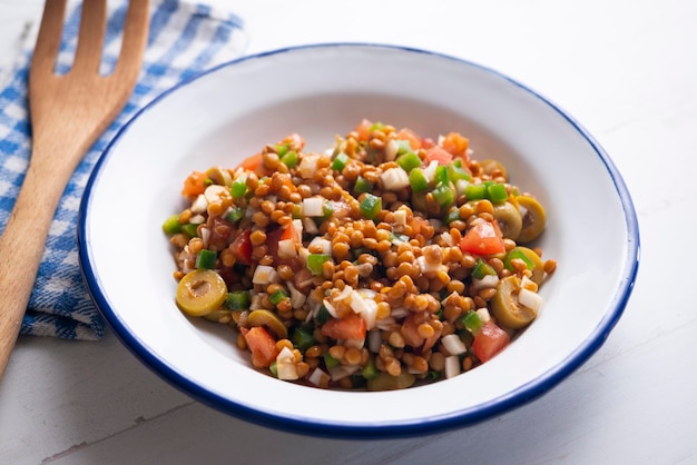 Deliciosa e saudável salada de verão com lentilhas e legumes