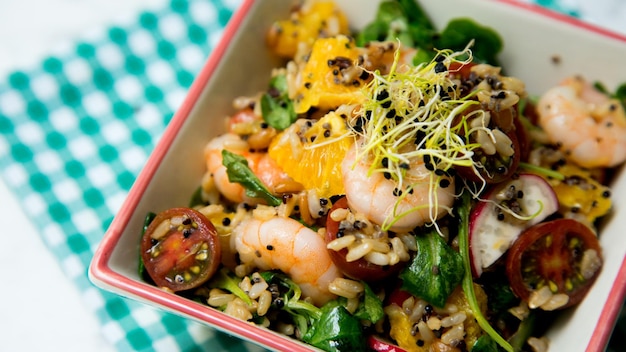 Deliciosa ensalada de arroz con gambas y espinacas