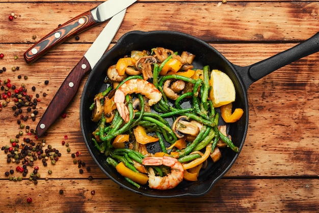 Deliciosa ensalada asiática con camarones, espárragos, frijoles y okra