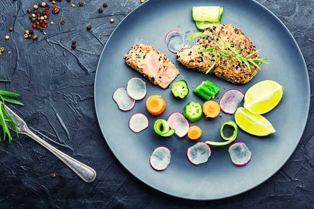 Deliciosa ensalada de atún y verduras