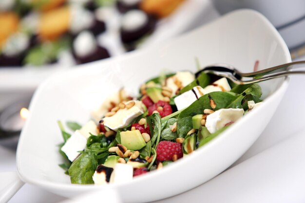 Deliciosa ensalada en un banquete