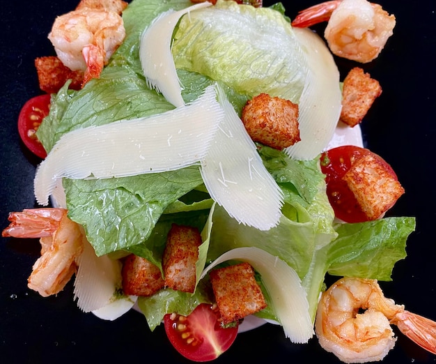 Deliciosa ensalada César con gambas de cerca, comida vegana, orgánica