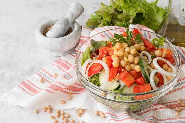 Deliciosa ensalada con concepto de frijoles