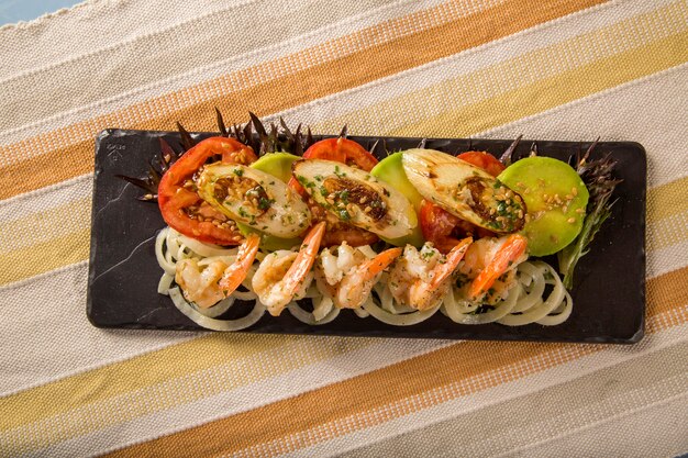 Deliciosa ensalada de espaguetis con camarones, tomate y palma pupunha.