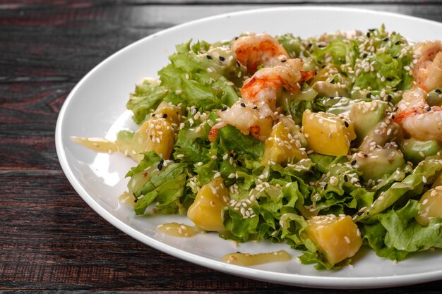 Deliciosa ensalada fresca con camarones y pera para la mesa festiva