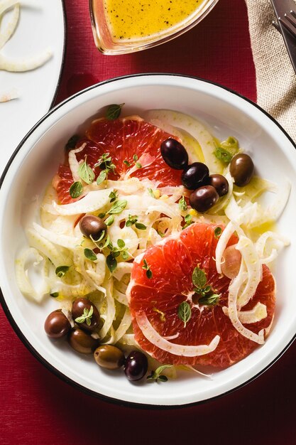 Deliciosa ensalada fresca de hinojo y pomelo