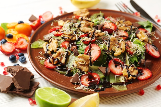 Deliciosa ensalada fresca con nueces en placa