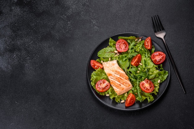 Deliciosa ensalada fresca con pescado, tomate y hojas de lechuga. Comida sana