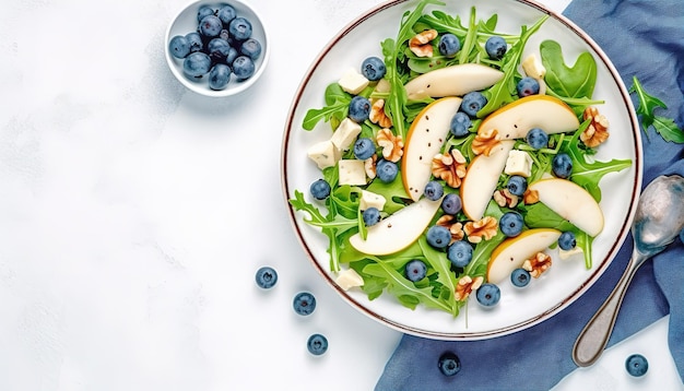 Una deliciosa ensalada con fruta y queso