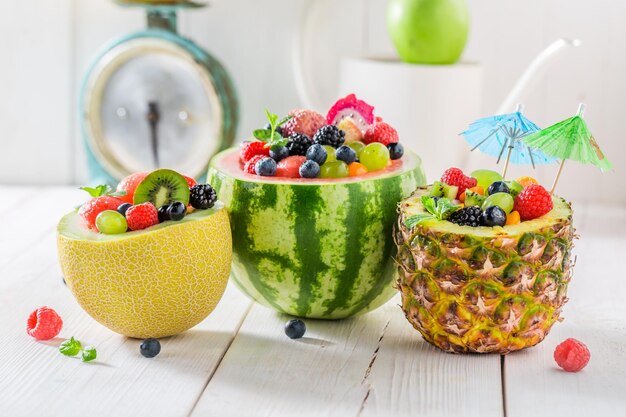 Deliciosa ensalada de frutas en sandía piña y melón