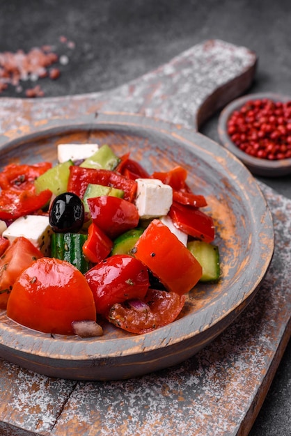 Deliciosa ensalada griega fresca y jugosa con queso feta, aceitunas, pimientos y tomates