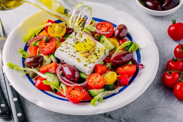 Deliciosa ensalada griega con queso feta aceitunas tomates pepinos paprika y cebollas rojas Vista superior