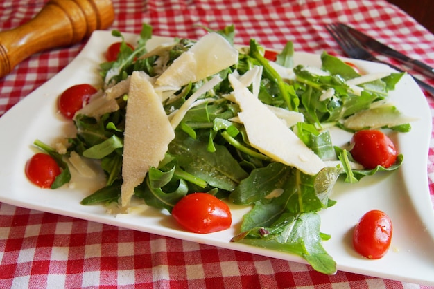 Deliciosa ensalada ingredientes frescos tomates y rúcula