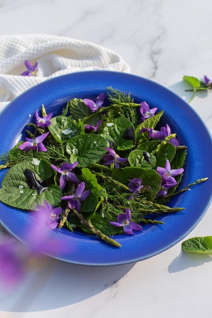 Foto deliciosa ensalada de lechuga y flores silvestres en un bol