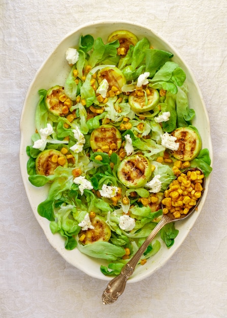 Deliciosa ensalada de lechuga fresca con calabacín a la parrilla