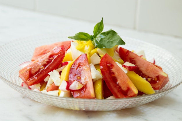 Deliciosa ensalada con mango y tomates