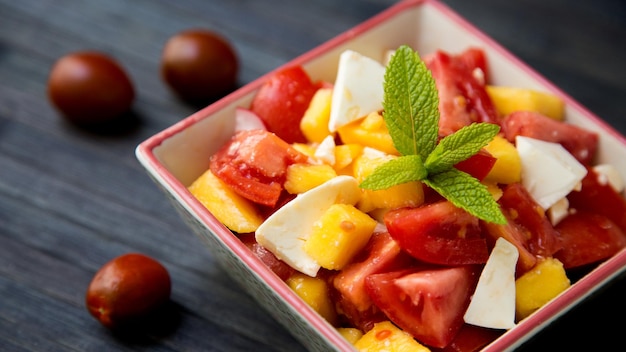 Deliciosa ensalada con mango y tomates