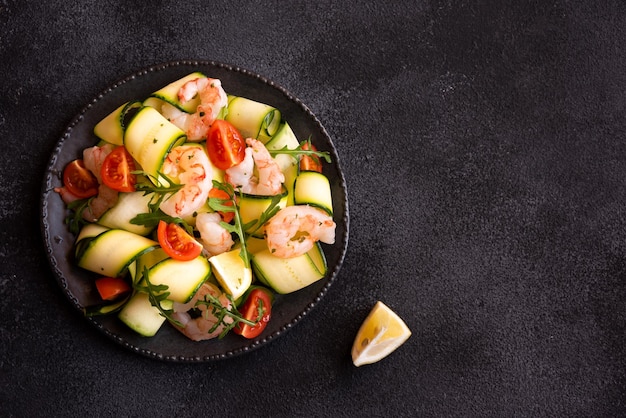 Deliciosa ensalada de marisco fresco con gambas y calabacín