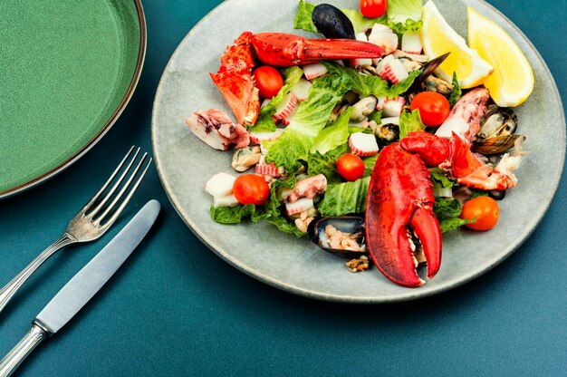 Deliciosa ensalada de mariscos en un plato