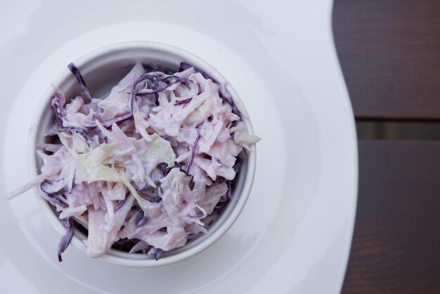 Una deliciosa ensalada mixta en el plato.