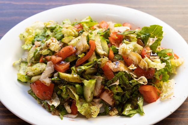 Una deliciosa ensalada mixta en el plato.