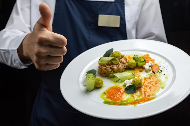 una deliciosa ensalada preparada en el restaurante por el chef