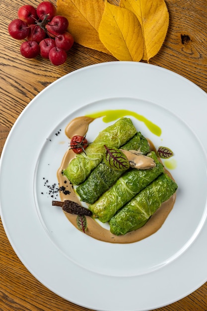 una deliciosa ensalada preparada en el restaurante por el chef