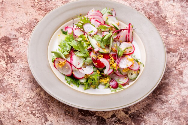 Deliciosa ensalada de primavera con rábanos