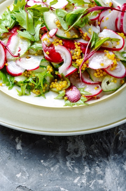 Deliciosa ensalada de primavera con rábanos