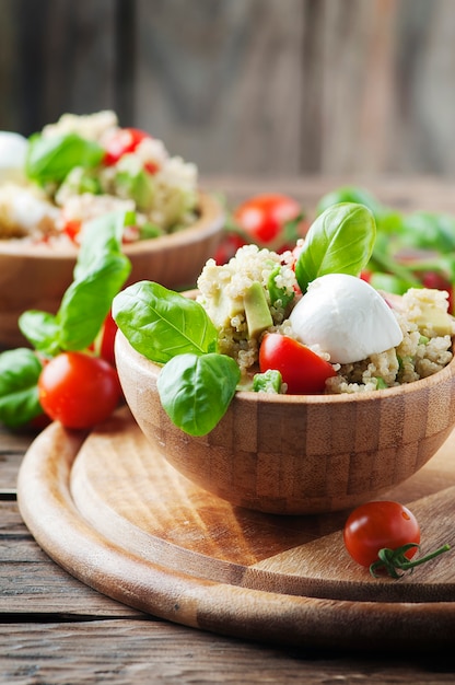 Deliciosa ensalada con quinoa, tomate y aguacate