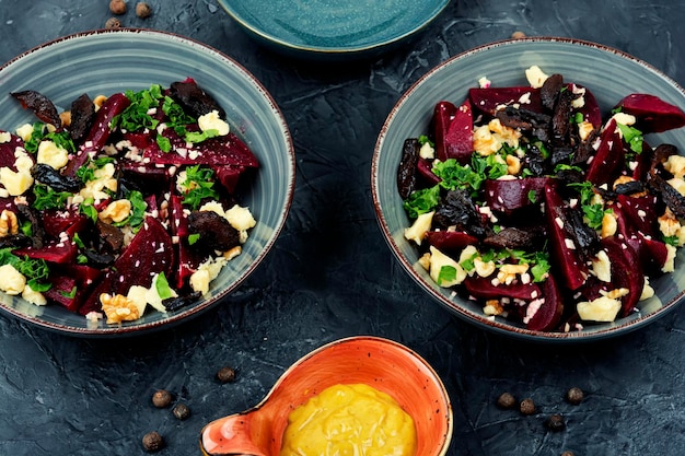 Deliciosa ensalada de remolacha roja con nueces