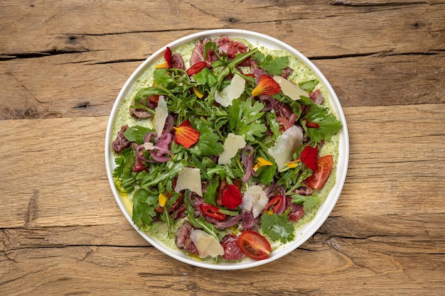 Foto una deliciosa ensalada en un restaurante closeup