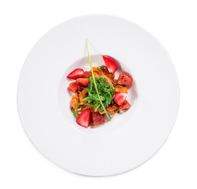 Deliciosa ensalada de salmón con algas y fresa