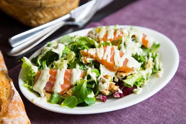 Deliciosa ensalada con salmón fresco de Alaska