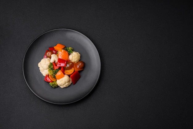 Deliciosa ensalada de tomates cherry frescos pimientos dulces brócoli y coliflor