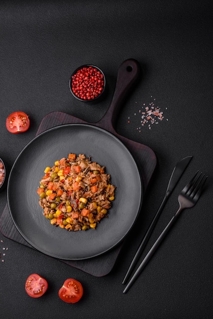 Deliciosa ensalada vegetariana con atún enlatado y mezcla de vegetales mexicanos